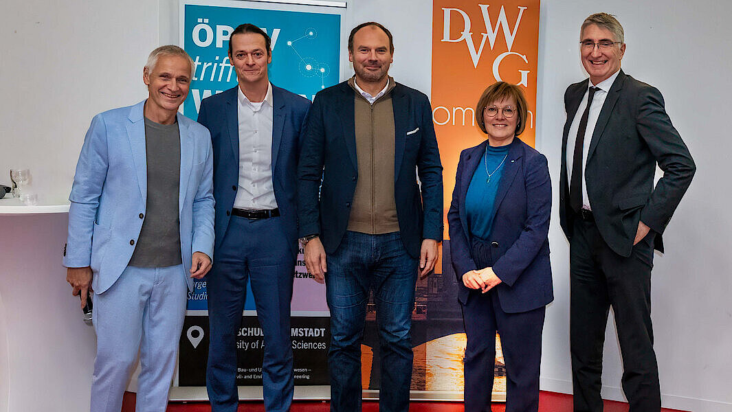  von l. nach r.: Prof. Follmann, Thorsten Fromm (DVWG FrankfurtRheinMain), Arne Rath (HEAG mobilo), Kerstin Jerchel (VGF), Benjamin Schmidt (DB InfraGo) (Foto: Frank Nagel, DVWG) 