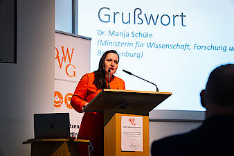 Ministerin Dr. Manja Schüle am Redner:innenpult zum Tag der Verkehrswissenschaft 2023 im Potsdam Museum