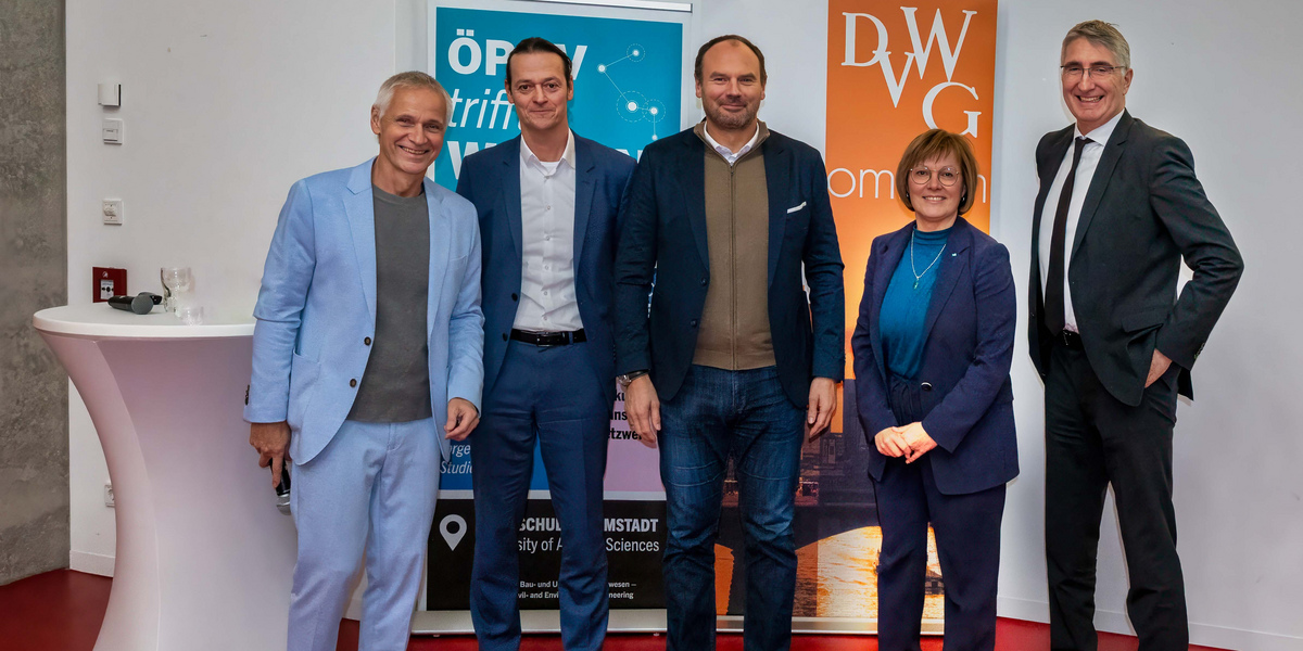  von l. nach r.: Prof. Follmann, Thorsten Fromm (DVWG FrankfurtRheinMain), Arne Rath (HEAG mobilo), Kerstin Jerchel (VGF), Benjamin Schmidt (DB InfraGo) (Foto: Frank Nagel, DVWG) 